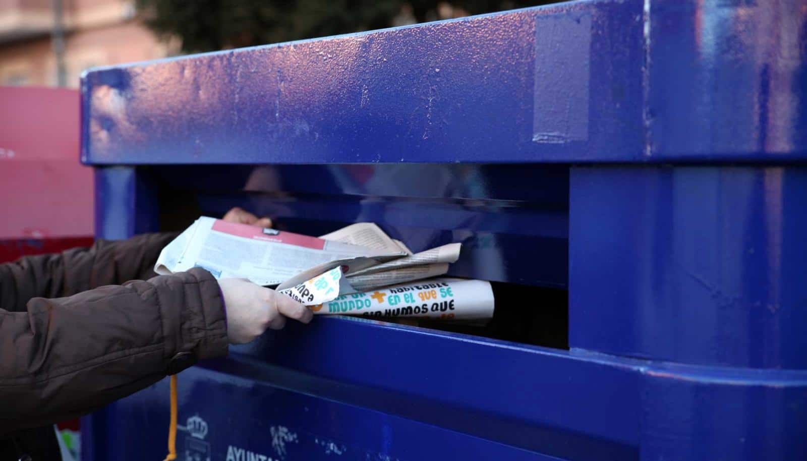 reciclaje de papel contenedor azul